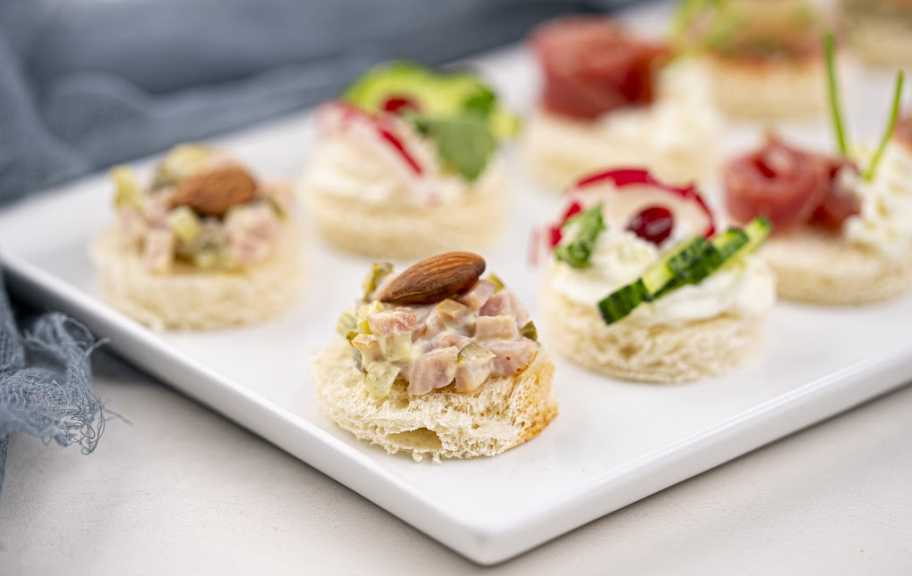 Новый рецепт: Ассорти изысканных канапе на белом хлебе — Eda.Video