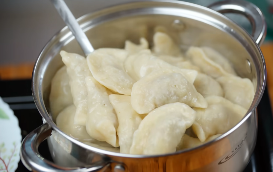 Новый рецепт: Сытные вареники с тушеной капустой и мясным фаршем — Eda.Video