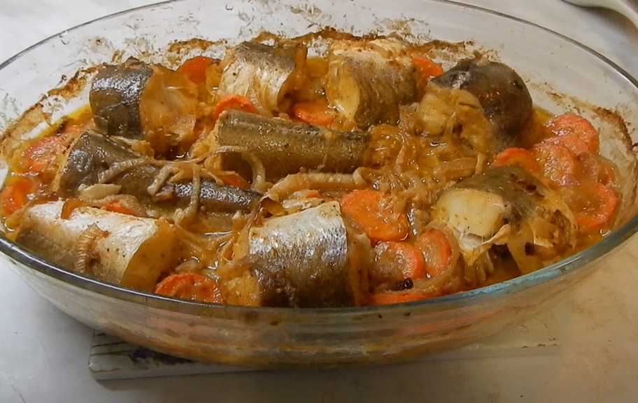 Рецепт: Хек с овощами в сметане