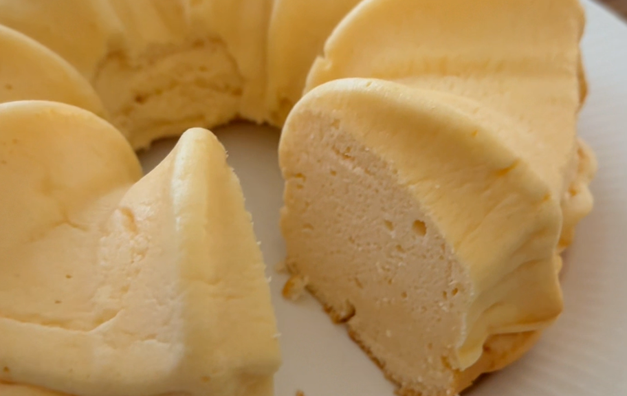 Новый рецепт: Бисквитный кекс на водяной бане — Eda.Video