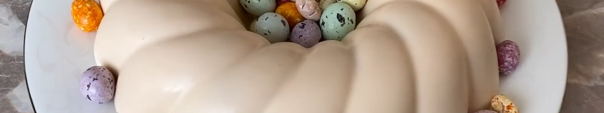 Творожная пасха в шоколадном корпусе с ягодным конфи — Eda.Video