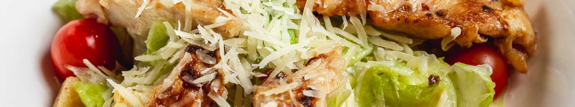 Цезарь с курицей и хрустящими гренками — Eda.Video