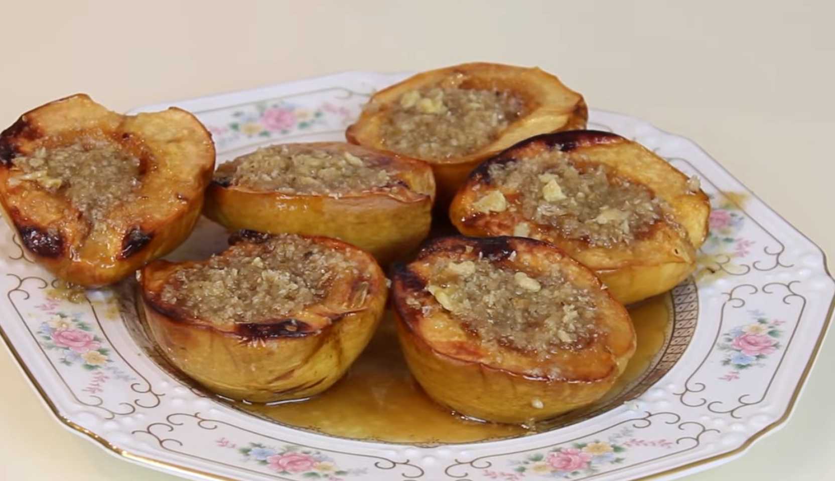 Изображение блюда: Запеченная айва с медом и орехами — Eda.Video