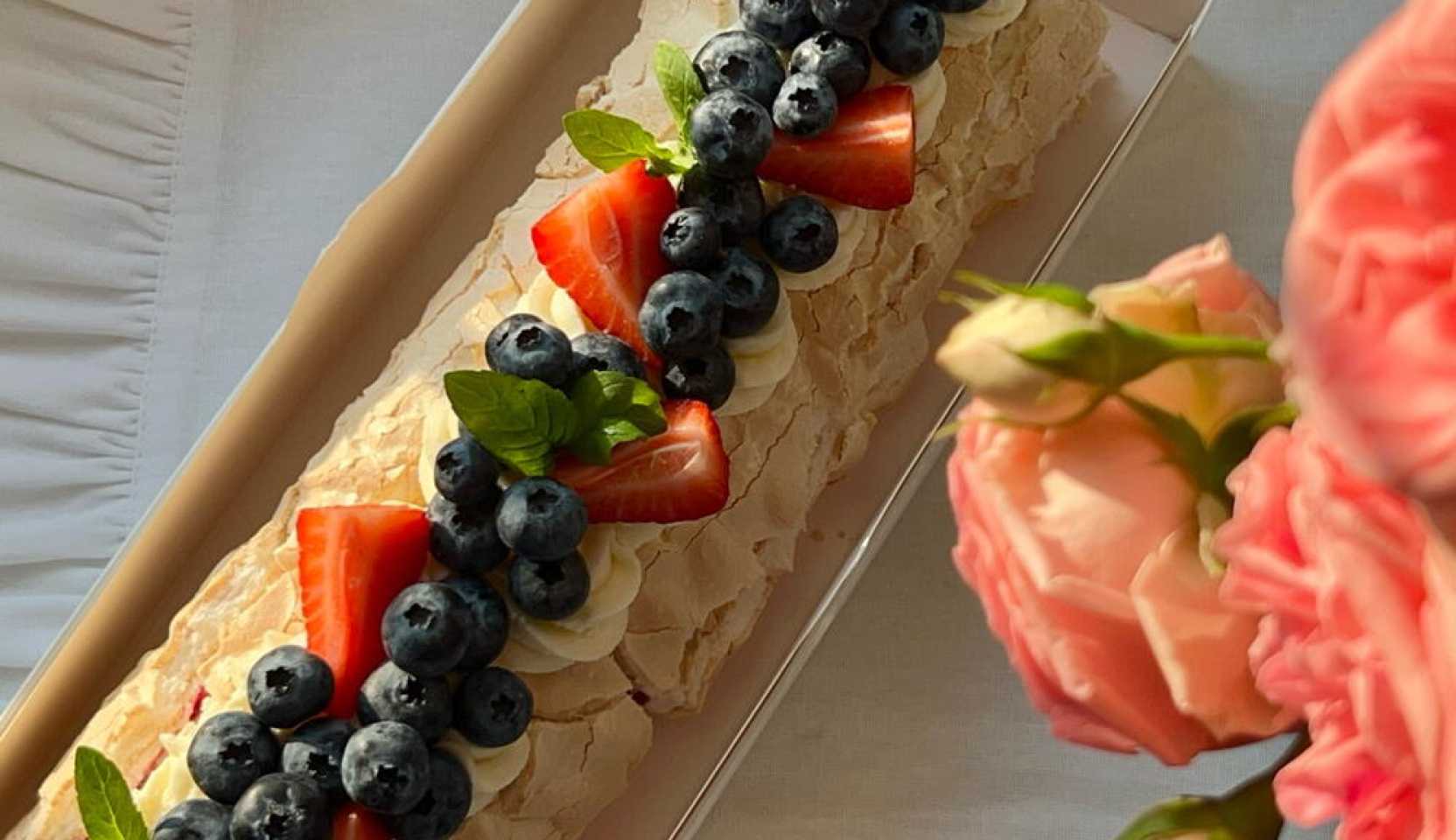 Изображение блюда: Меренговый рулет с ягодами — Eda.Video