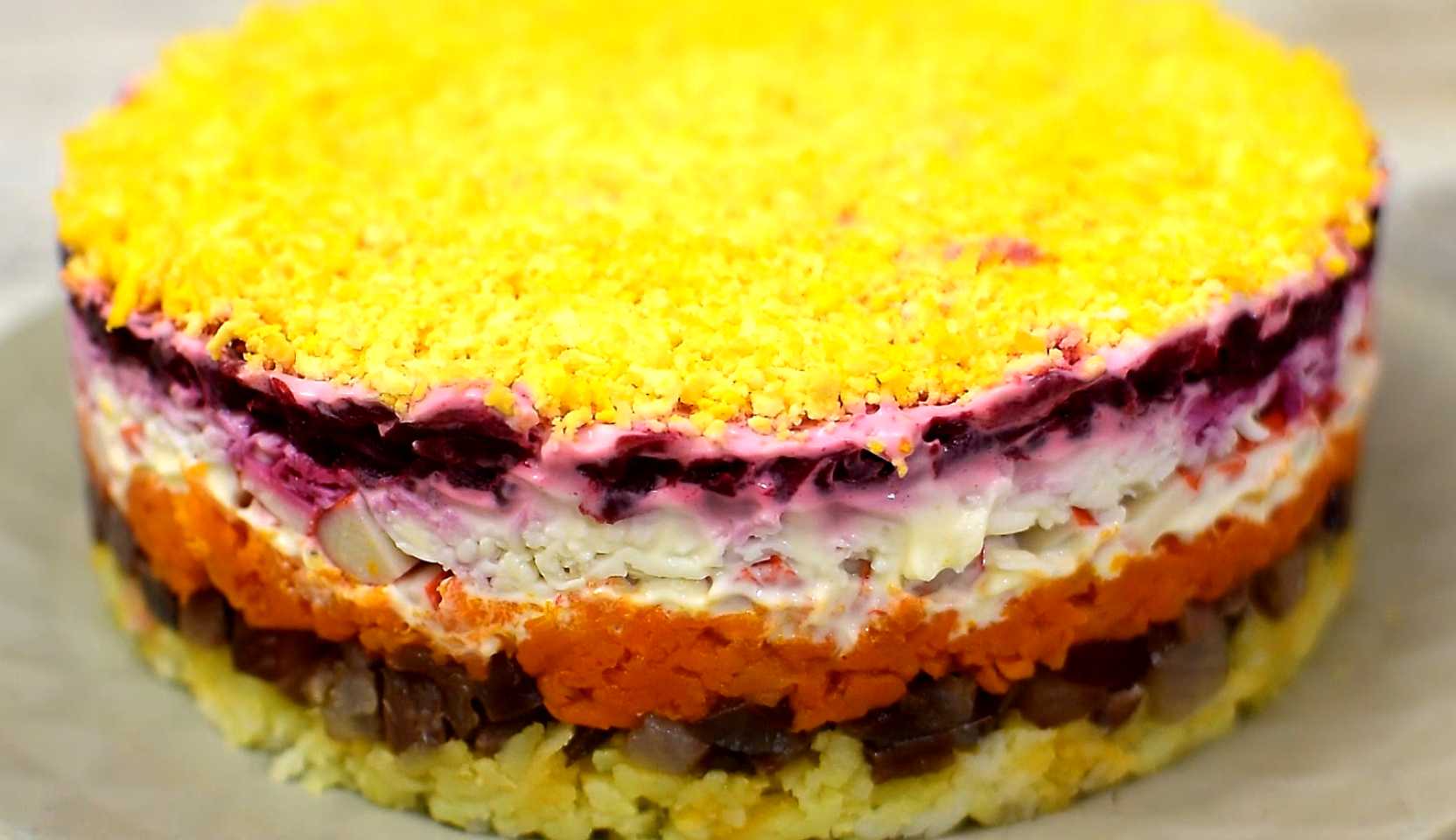 Изображение блюда: Селедка под шубой с крабовыми палочками — Eda.Video