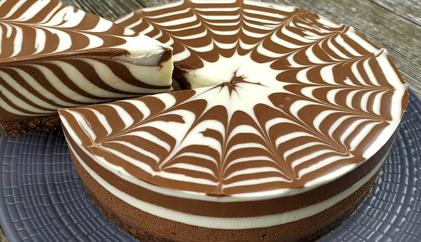 Изображение блюда: Торт Зебра без выпечки с шоколадным печеньем — Eda.Video