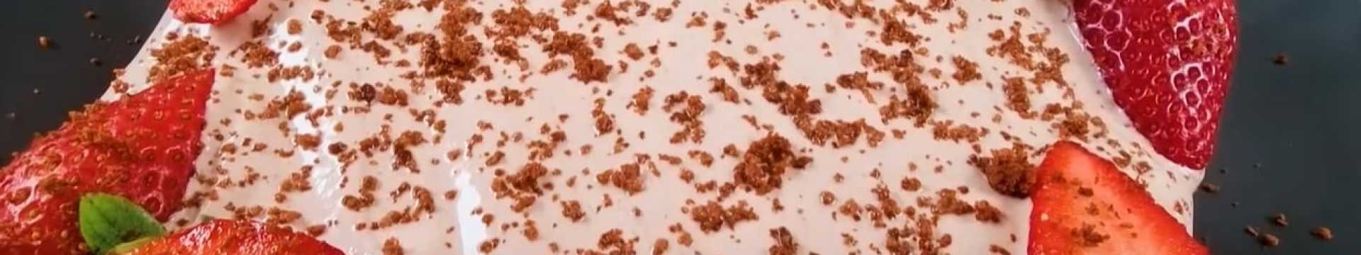 Клубнично-протеиновый торт с овсянкой — Eda.Video