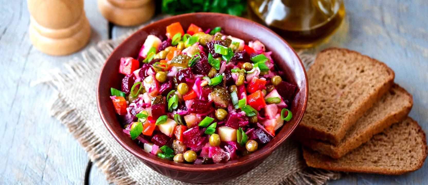 Рецепт для начинающих: Классический винегрет с горошком — Eda.Video