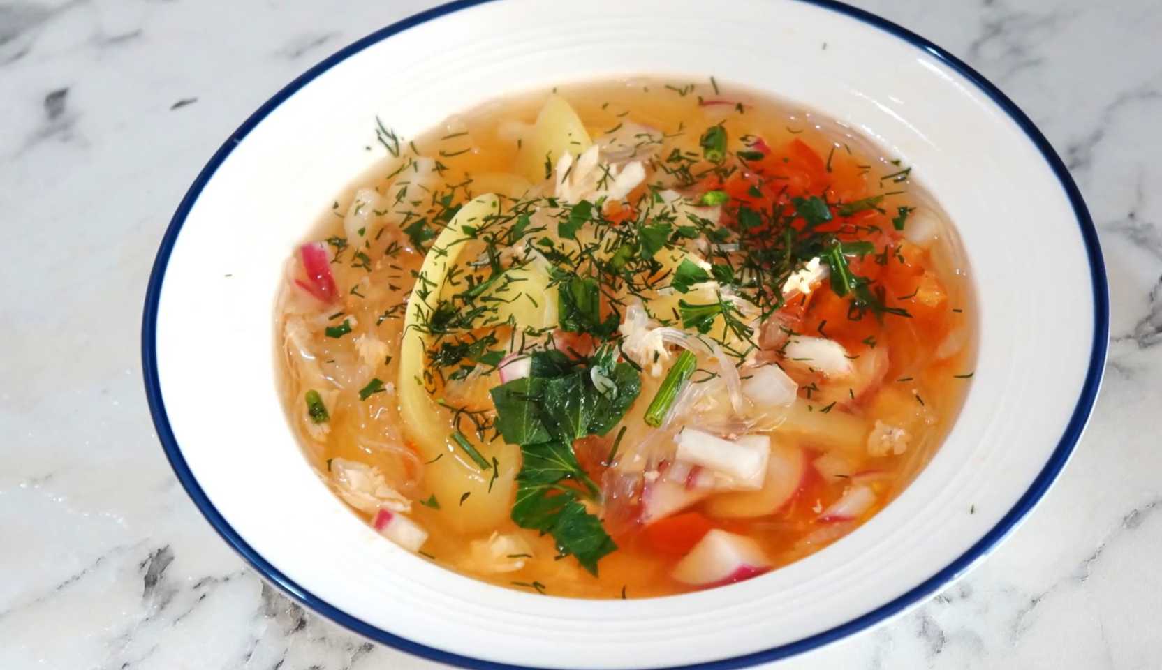 Изображение блюда: Китайский суп с фунчозой и курицей — Eda.Video