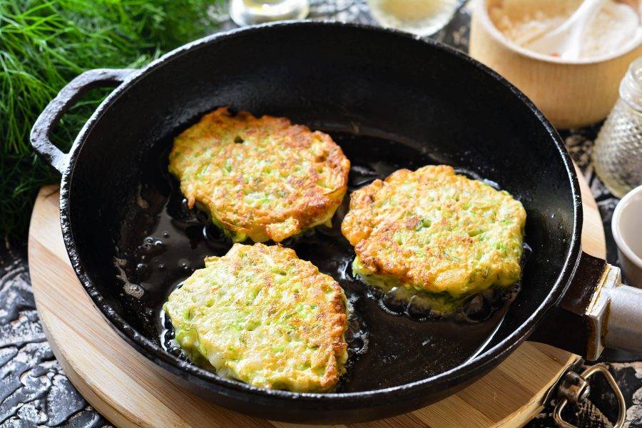 Жарим кабачковые оладьи