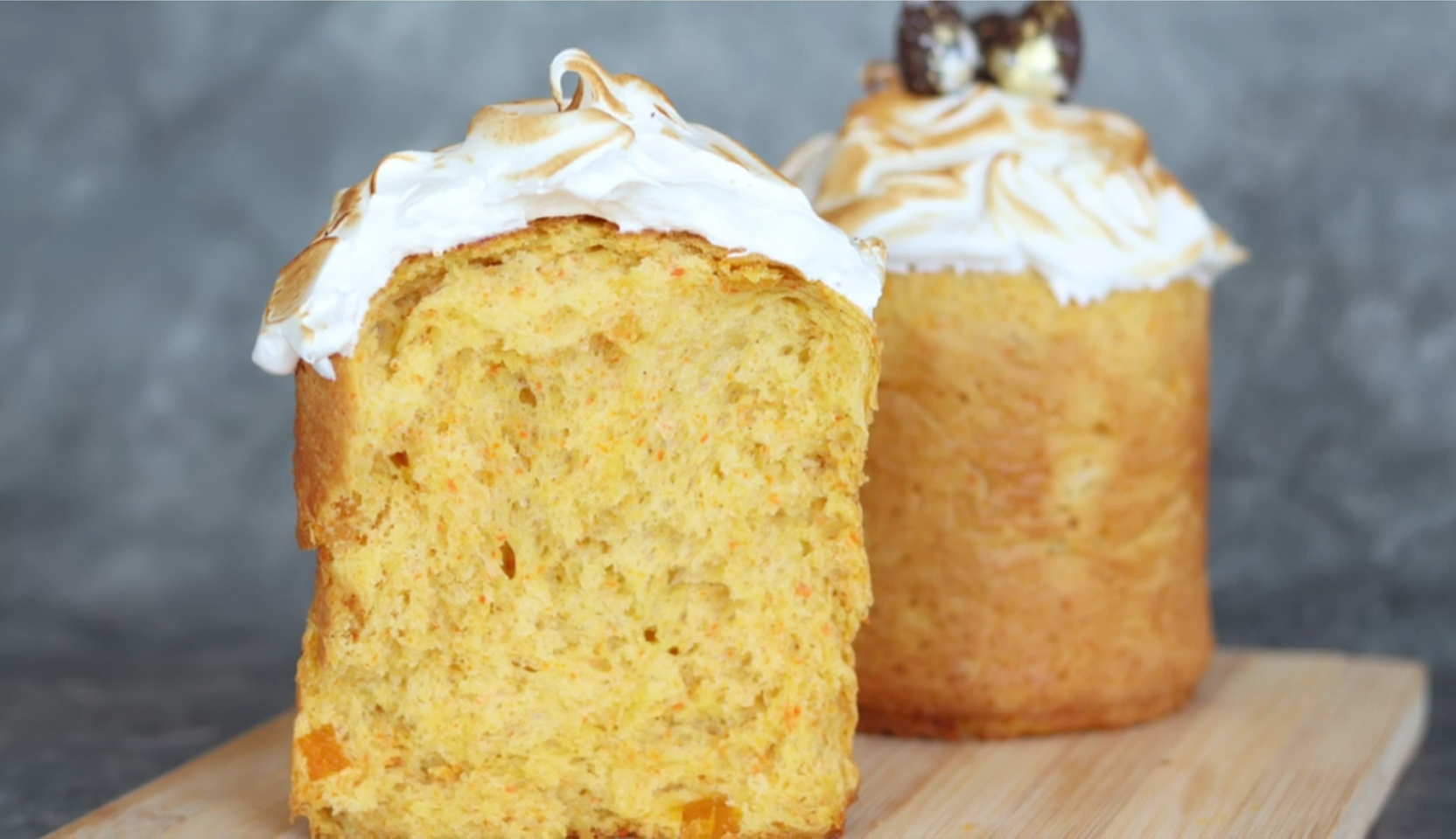 Изображение блюда: Морковный кулич с апельсиновыми цукатами и итальянской меренгой — Eda.Video