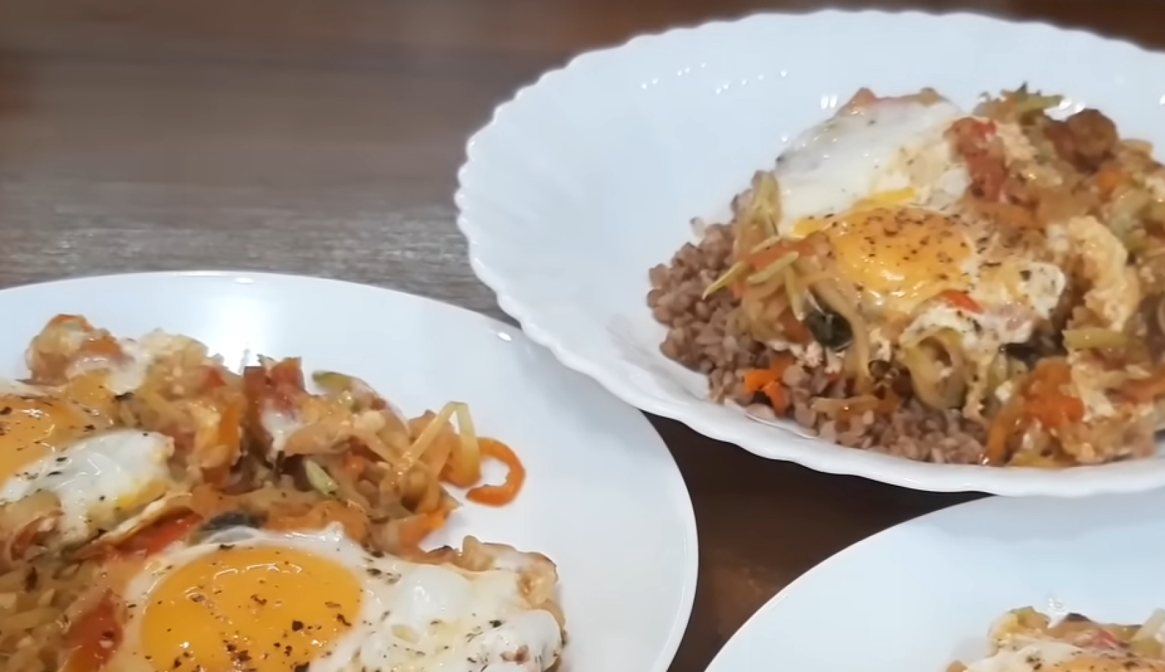 Изображение блюда: Яичница с кабачками и овощным рагу — Eda.Video