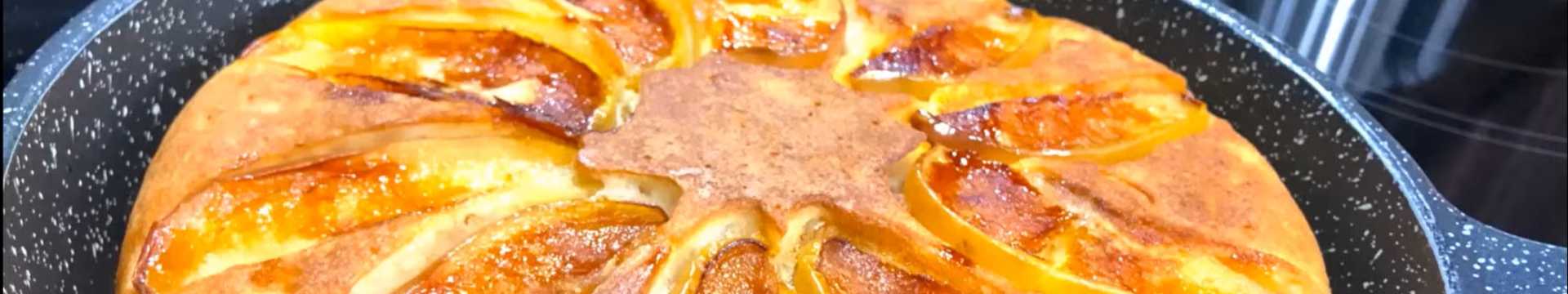 Шарлотка на сковороде с яблоками — Eda.Video