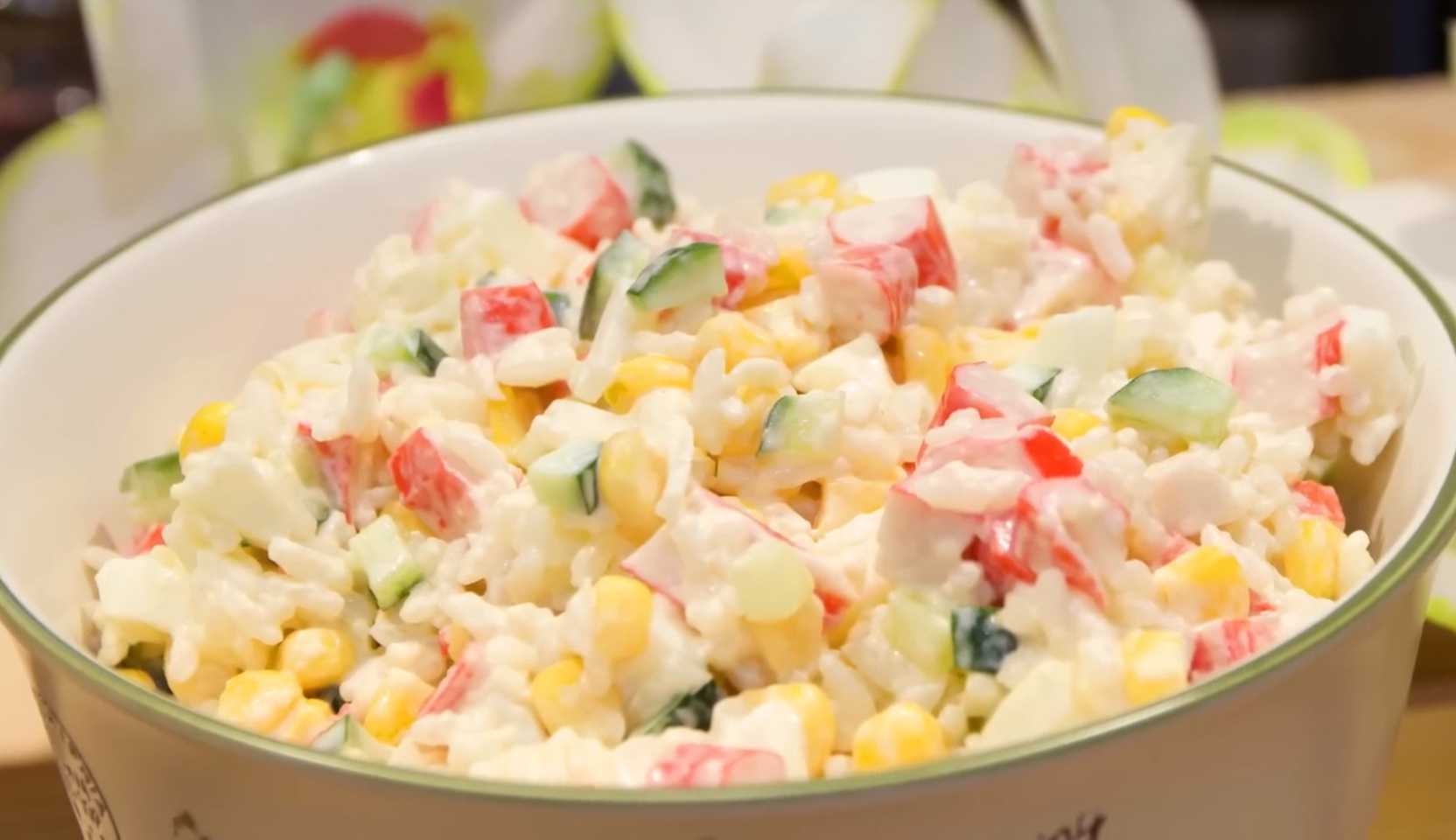 Изображение блюда: Крабовый салат с луком: классический рецепт с рисом — Eda.Video