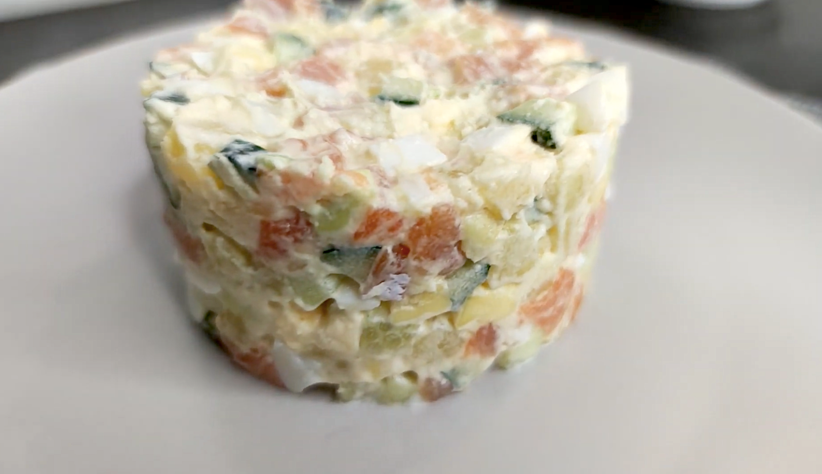 Изображение блюда: Оливье с красной рыбой и авокадо — Eda.Video