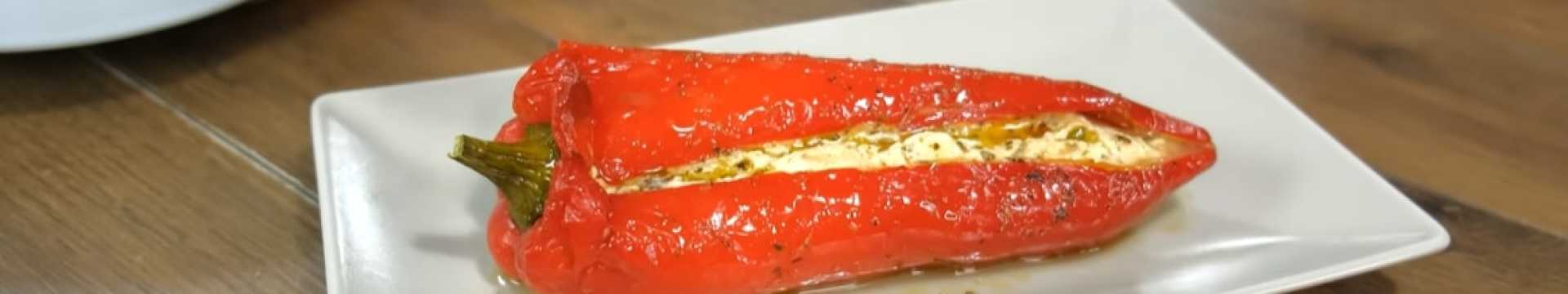 Фаршированные красные перцы с сыром фета — Eda.Video