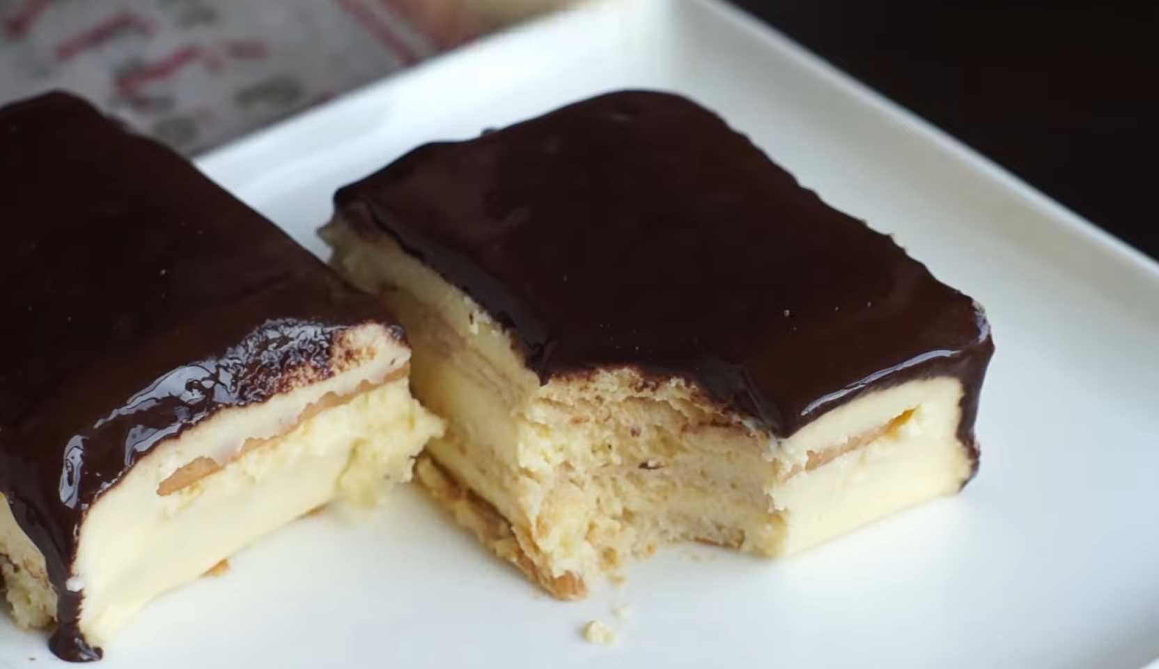 Изображение блюда: Торт без выпечки из печенья с заварным кремом и шоколадной глазурью — Eda.Video