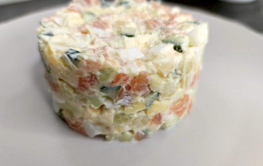 Новый рецепт: Оливье с красной рыбой и авокадо — Eda.Video