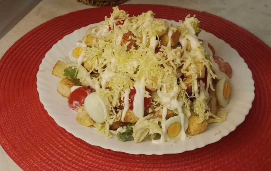 Новый рецепт: Салат Цезарь с жареной курицей — Eda.Video