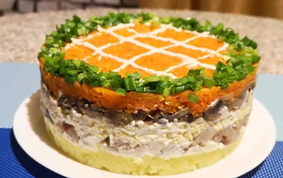 Новый рецепт: Селедка под лисьей шубой с грибами — Eda.Video