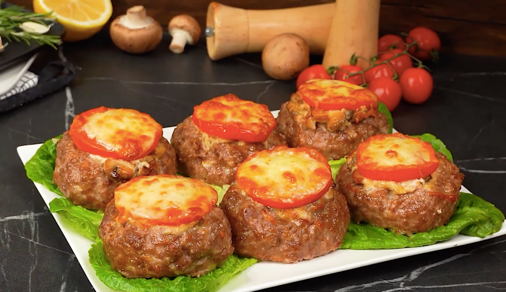 Изображение блюда: Гнезда из фарша с грибами и помидорами — Eda.Video