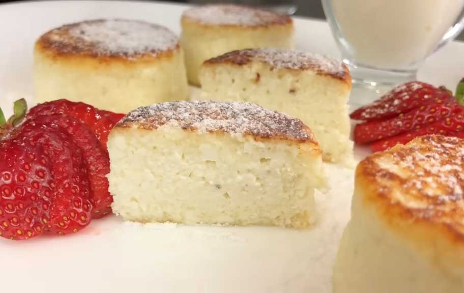 Новый рецепт: Пышные высокие сырники из творога с манкой — Eda.Video