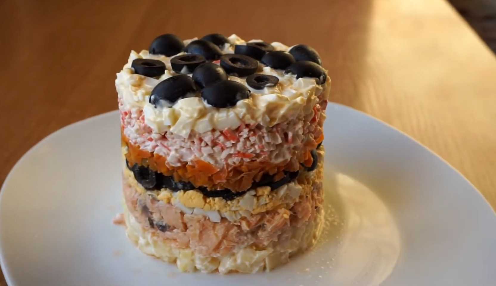 Изображение блюда: Крабовый салат с рыбой и маслинами — Eda.Video