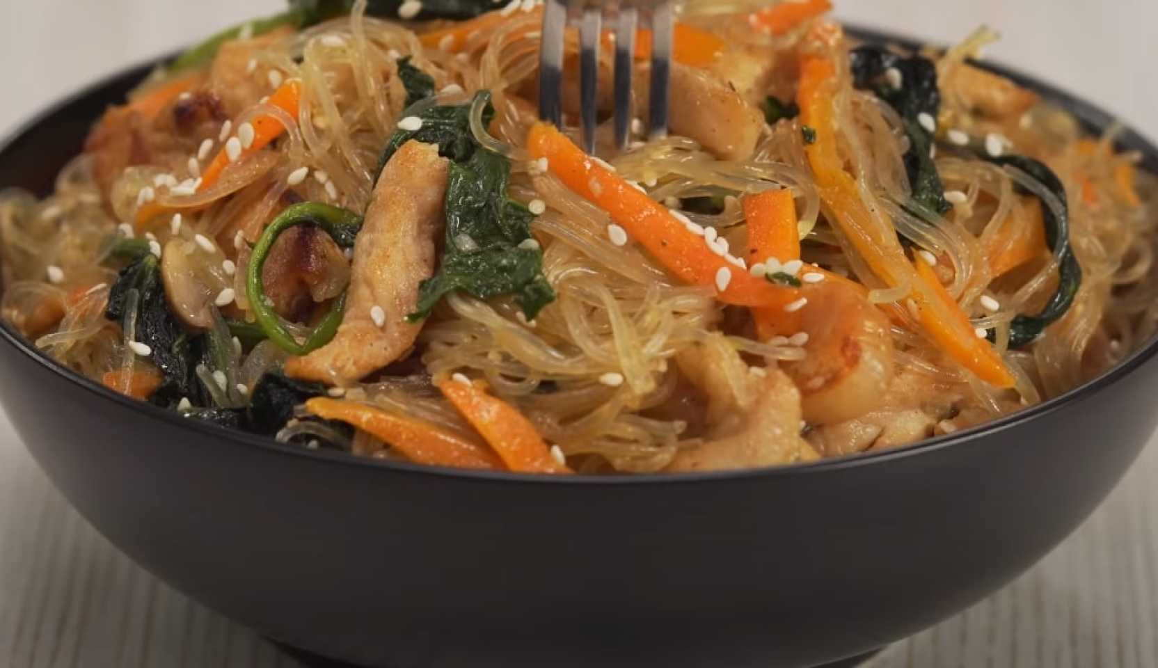 Изображение блюда: Горячая фунчоза с мясом и овощами — Eda.Video