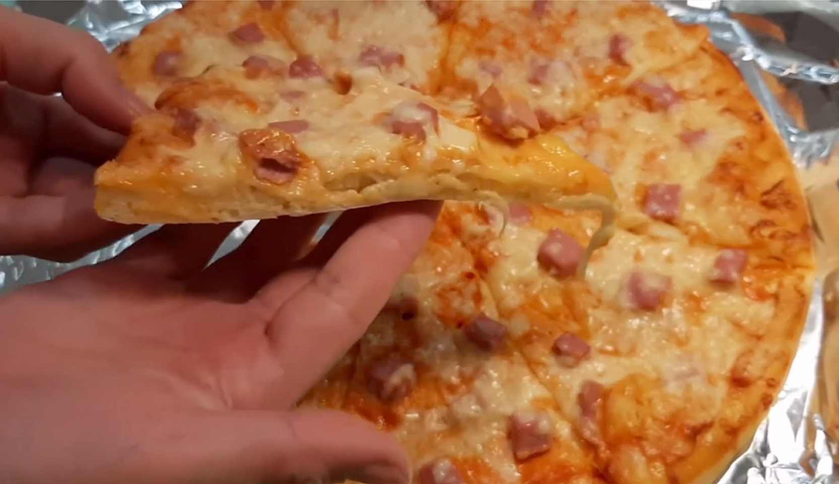 Изображение блюда: Домашняя пицца с колбасой и сыром в духовке — Eda.Video