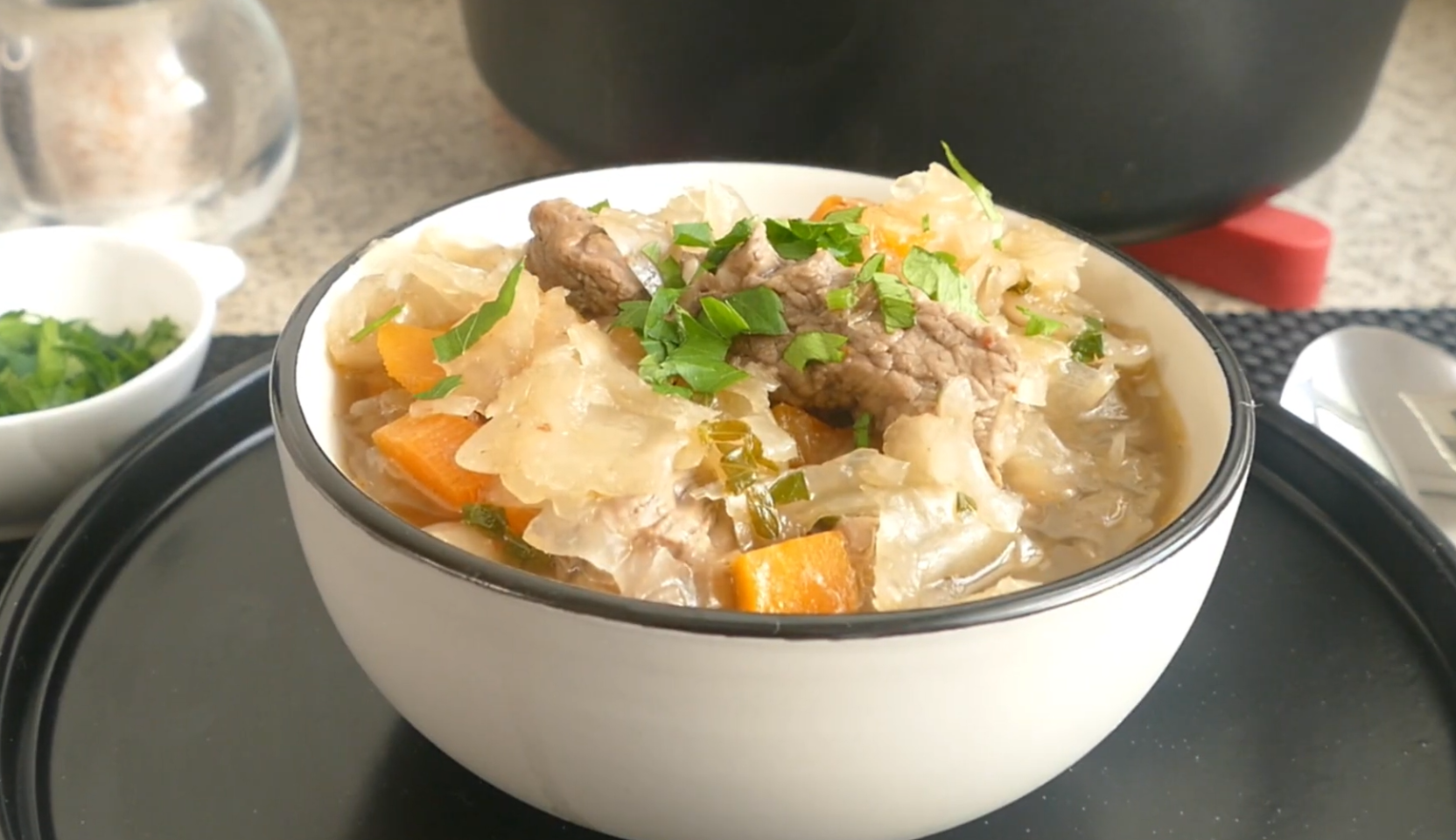 Изображение блюда: Мясо с квашеной капустой по-немецки — Eda.Video