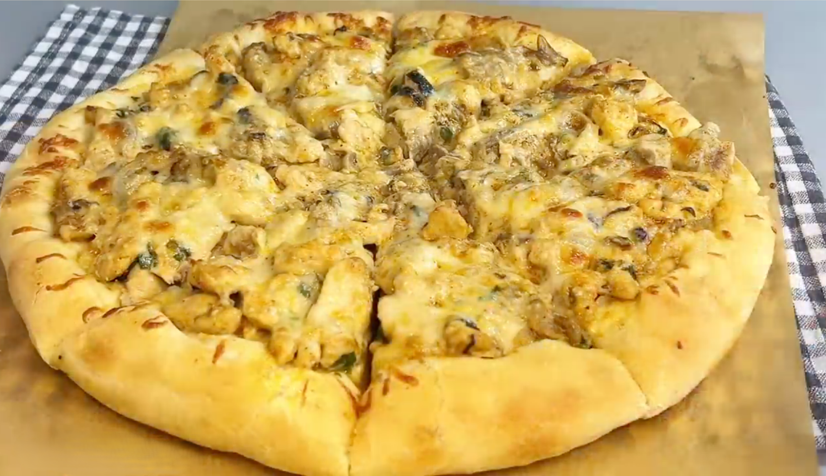 Изображение блюда: Пицца с курицей — Eda.Video