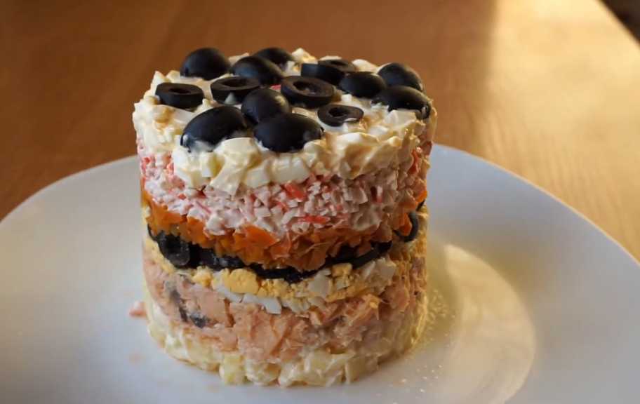 Новый рецепт: Крабовый салат с рыбой и маслинами — Eda.Video