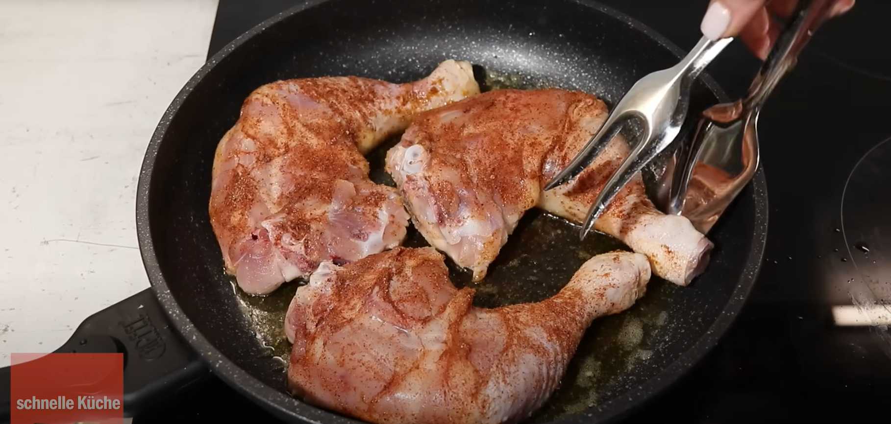 Куриные ножки в сковороде с яйцом и помидорами-Шаг 6