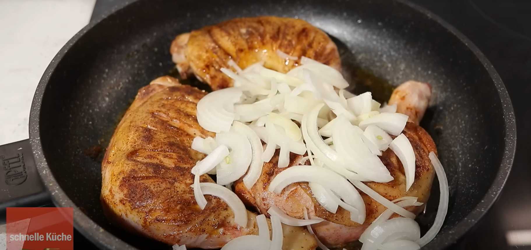 Куриные ножки в сковороде с яйцом и помидорами-Шаг 9