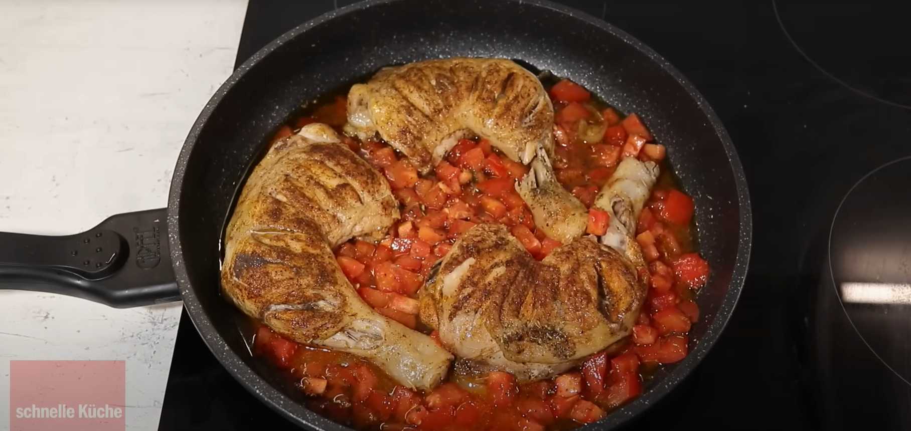 Куриные ножки в сковороде с яйцом и помидорами-Шаг 11