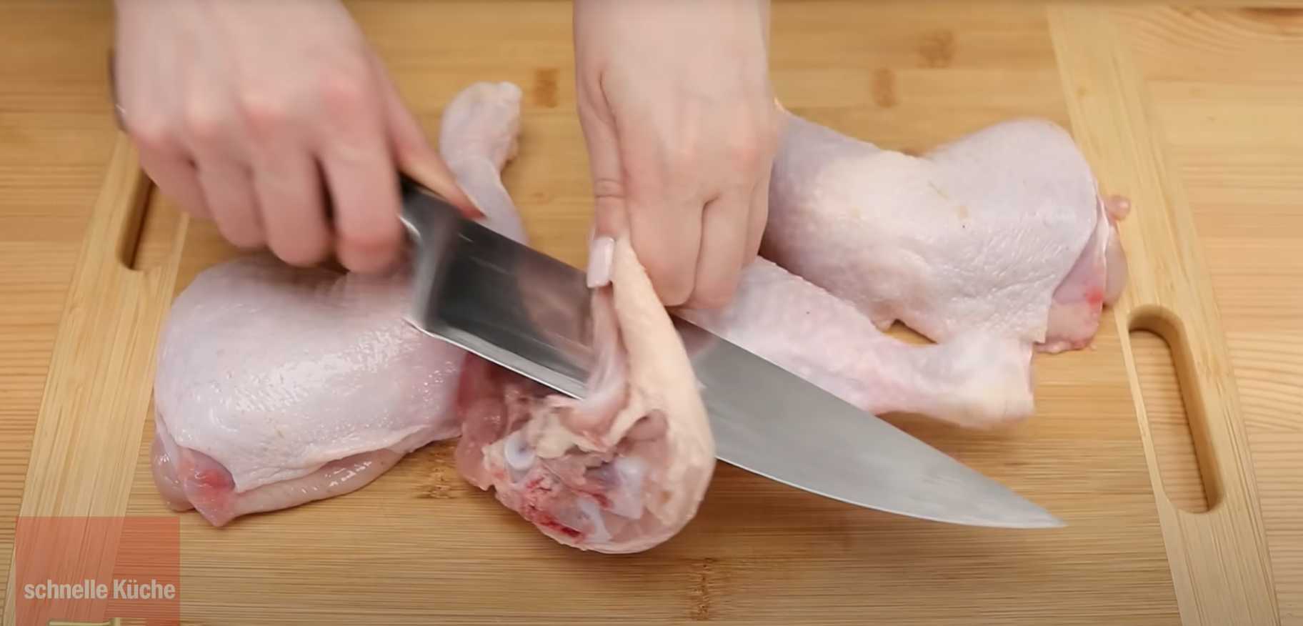 Куриные ножки в сковороде с яйцом и помидорами-Шаг 1