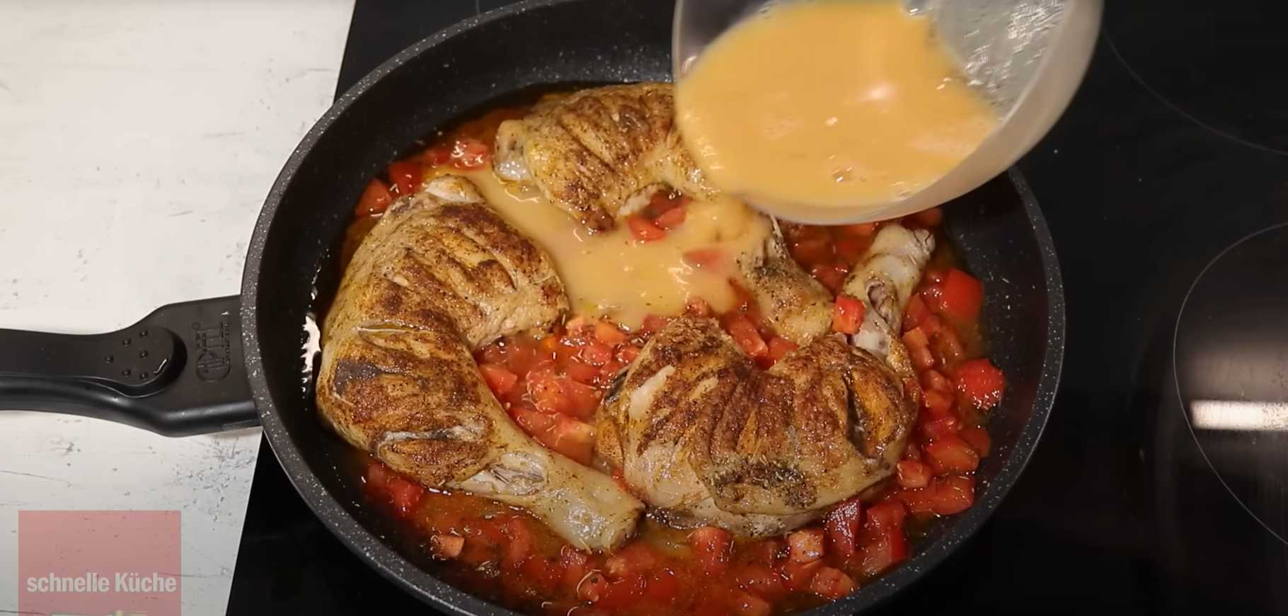Куриные ножки в сковороде с яйцом и помидорами-Шаг 12