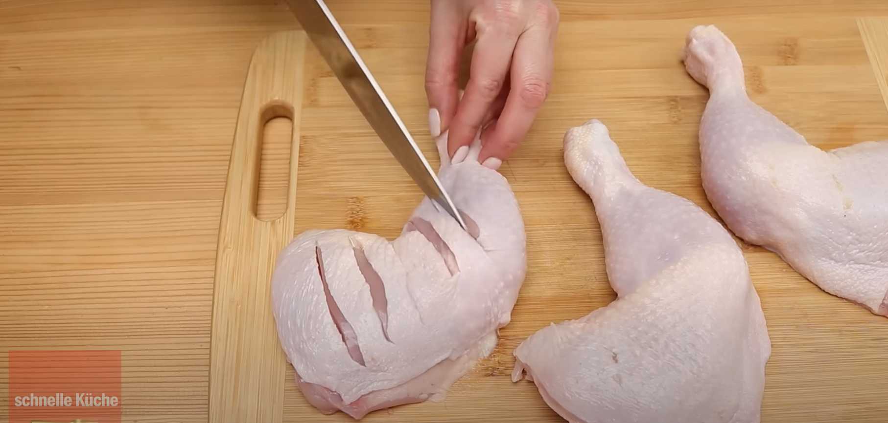 Куриные ножки в сковороде с яйцом и помидорами-Шаг 2