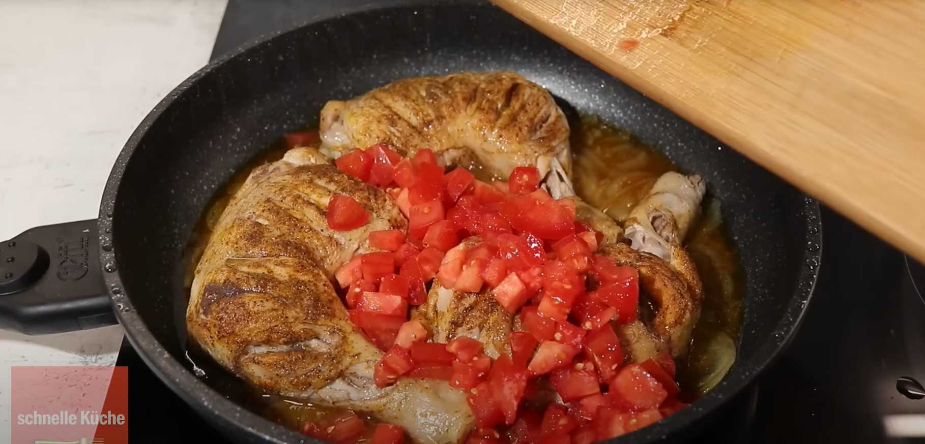 Куриные ножки в сковороде с яйцом и помидорами-Шаг 10