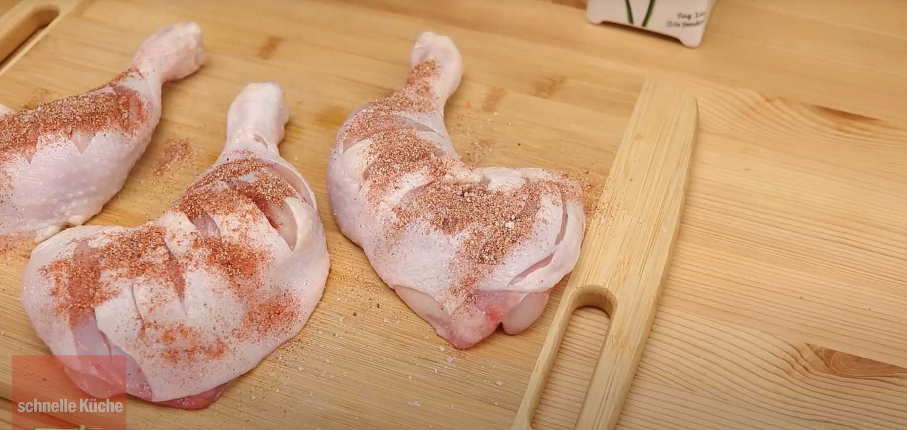 Куриные ножки в сковороде с яйцом и помидорами-Шаг 3
