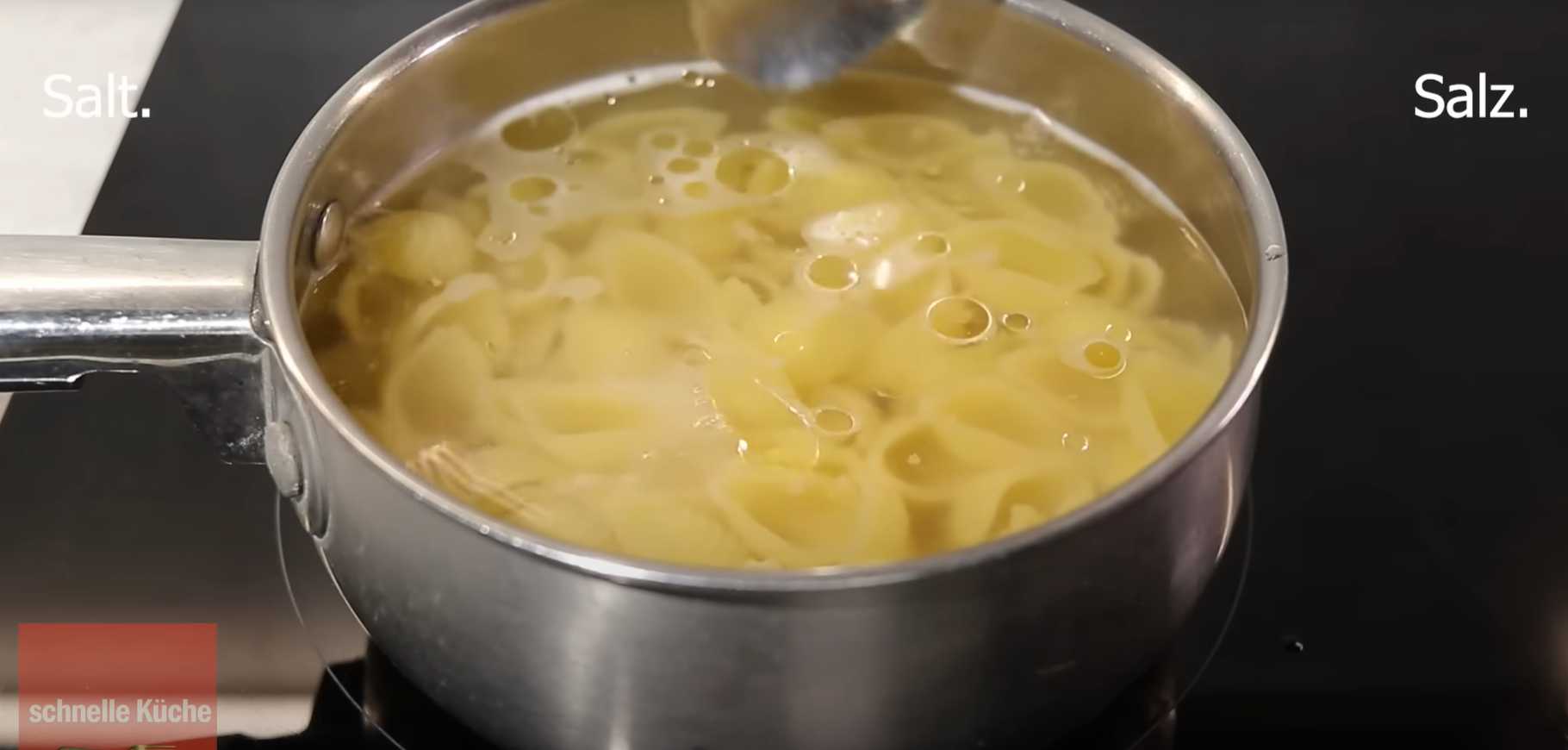 Куриные ножки в сковороде с яйцом и помидорами-Шаг 13