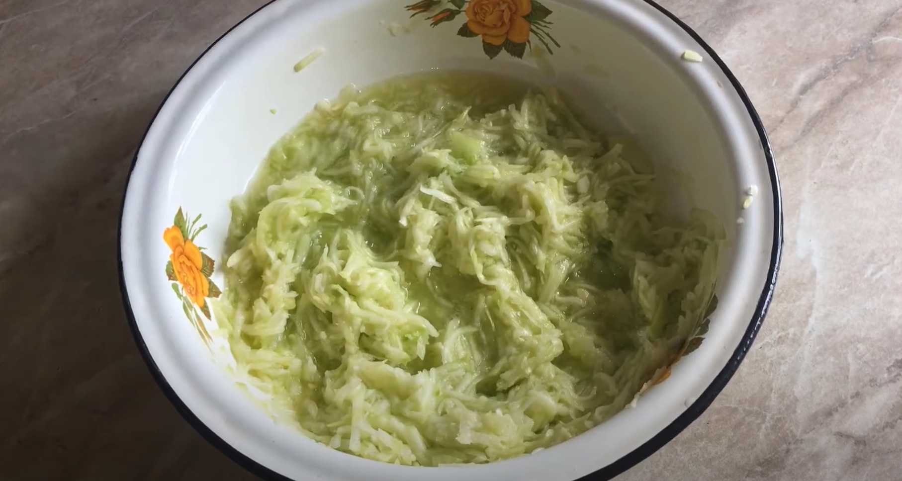 Оладьи из кабачков на сковороде с чесноком и зеленью-Шаг 1