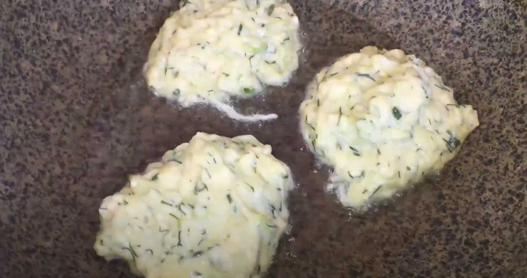 Оладьи из кабачков на сковороде с чесноком и зеленью-Шаг 3