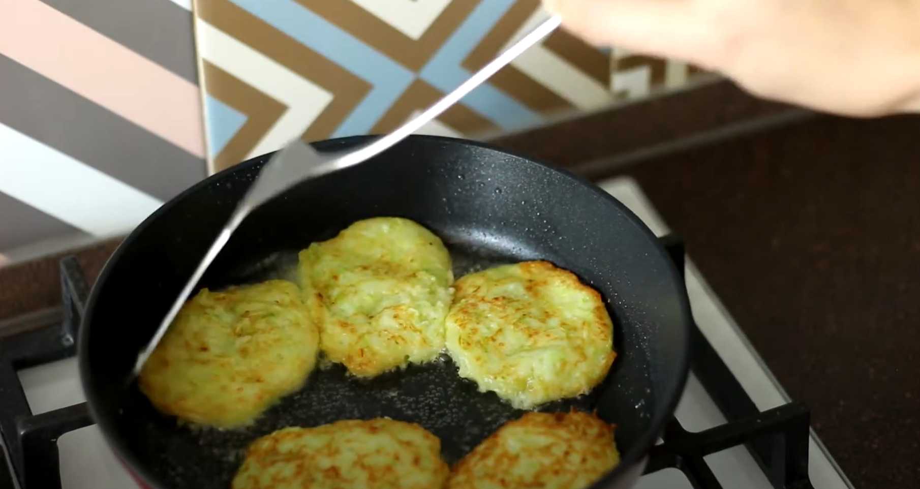 Кабачковые оладьи на сковороде-Шаг 3