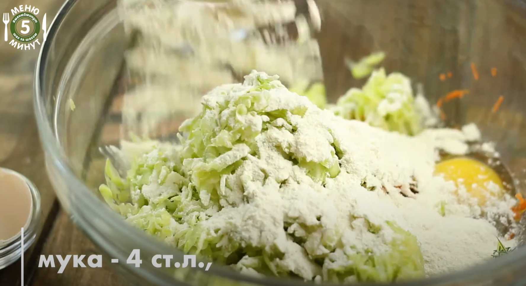 Оладьи из кабачков и моркови на сковороде-Шаг 6