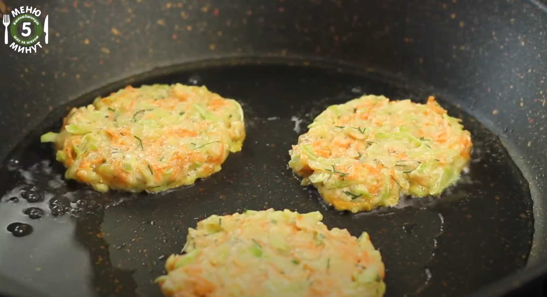 Оладьи из кабачков и моркови на сковороде-Шаг 7