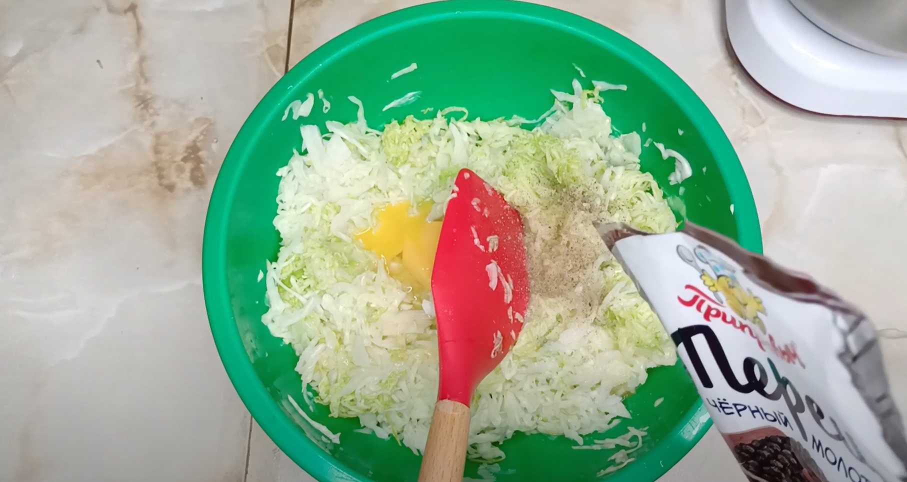 Оладьи из кабачков и капусты-Шаг 4