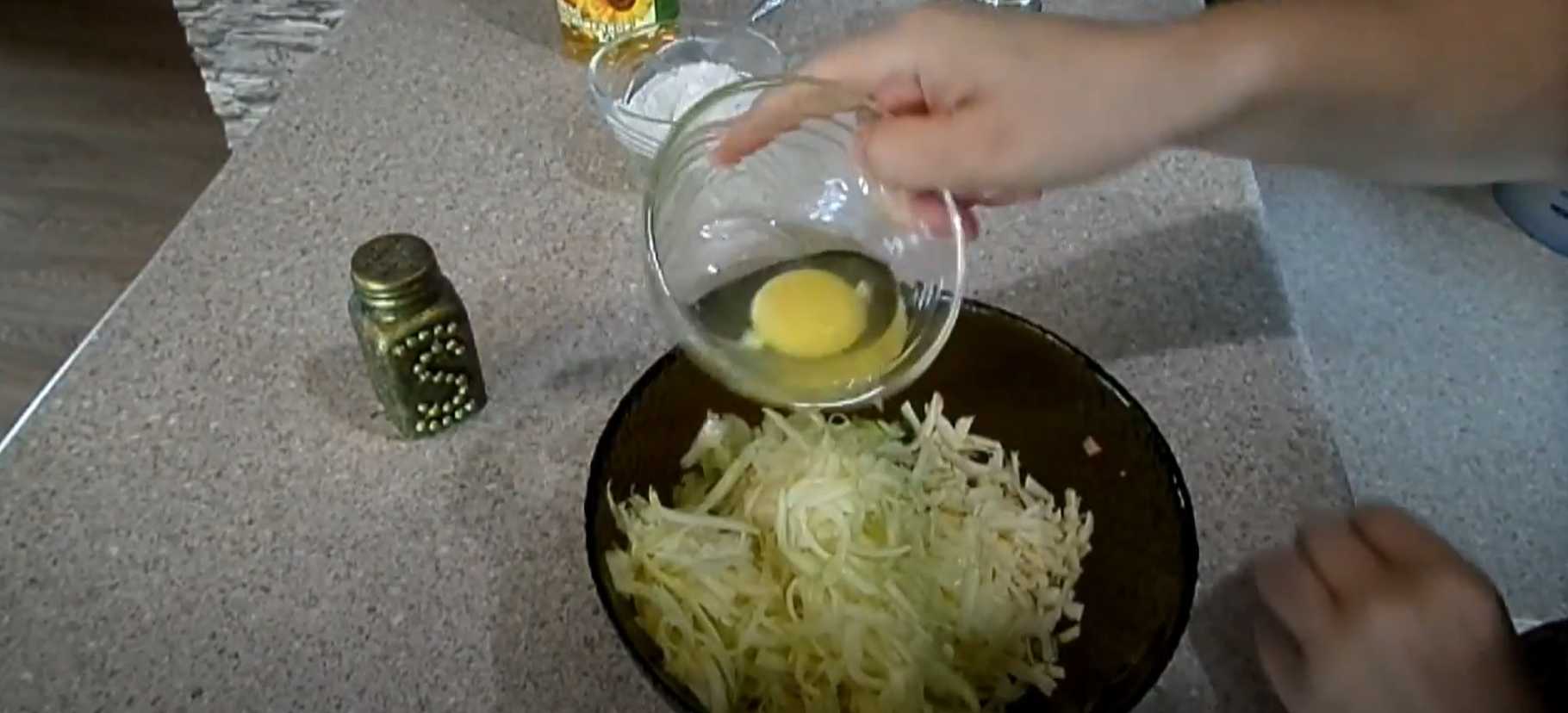 Оладьи из кабачков с колбасой и сыром-Шаг 5