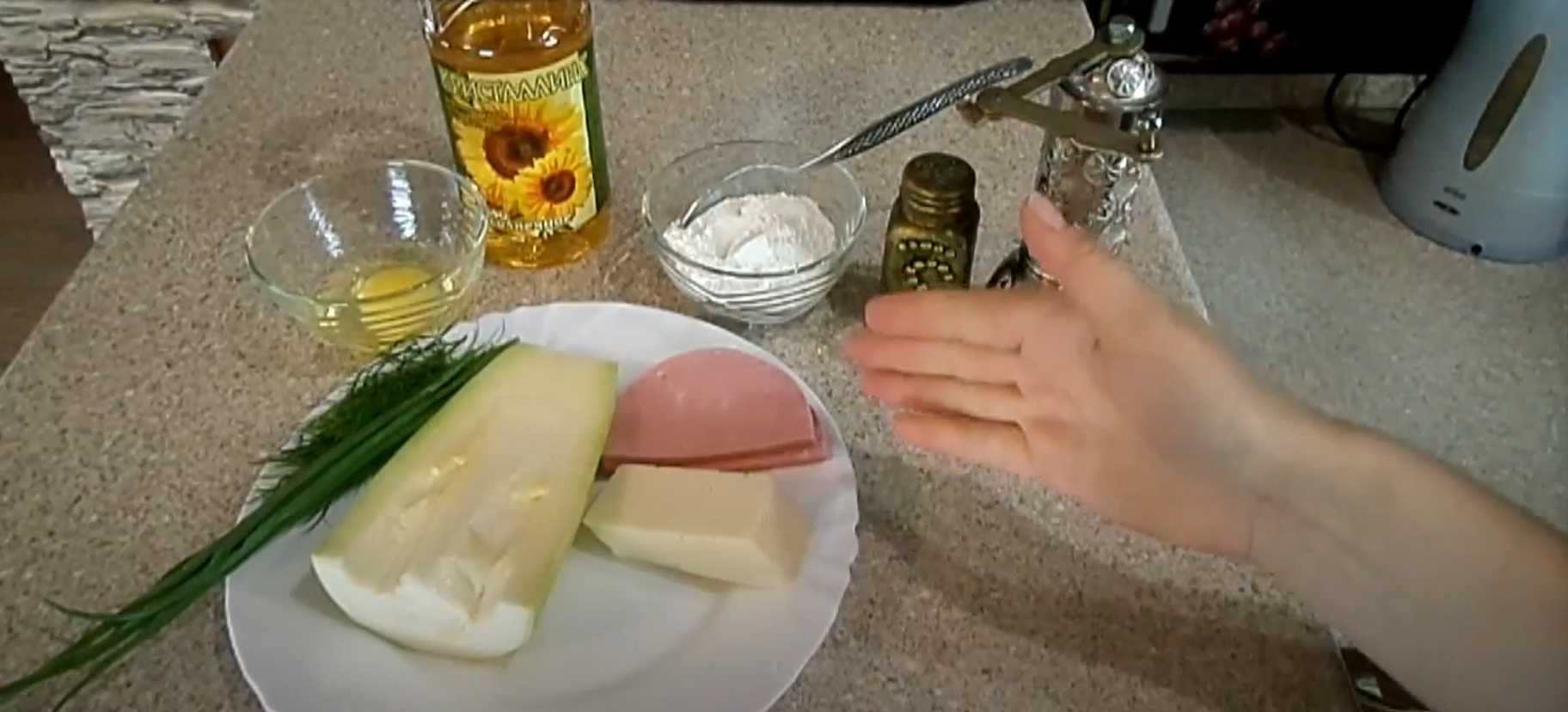 Оладьи из кабачков с колбасой и сыром-Шаг 1
