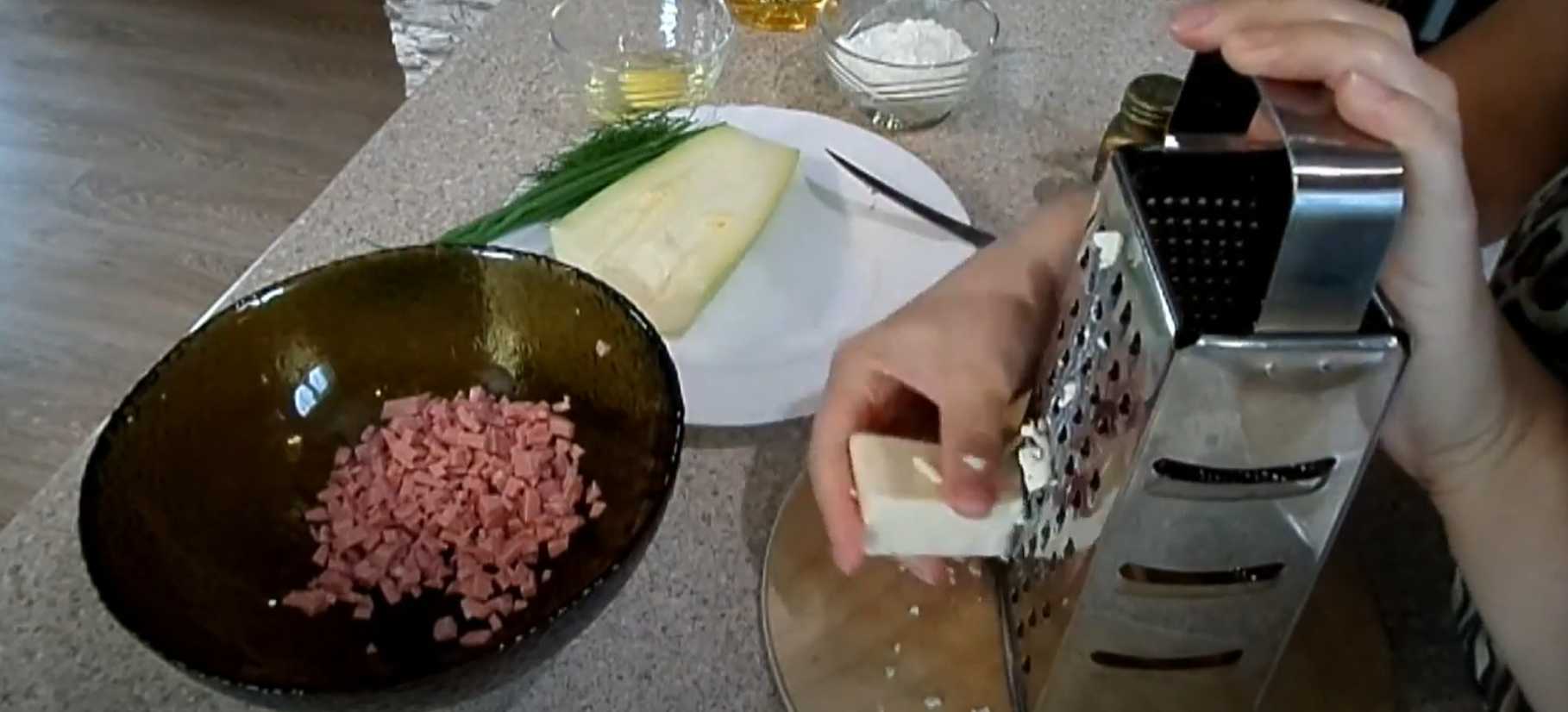 Оладьи из кабачков с колбасой и сыром-Шаг 2